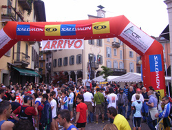 Gli atleti prima del via in Piazza Ranzoni a Intra