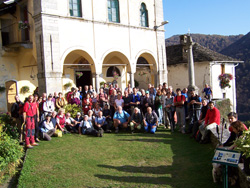 Foto di gruppo degli escursionisti ad Aurano