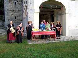 Il Gruppo Folcloristico di Caprezzo con le sue donne in costume