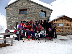 Il gruppo dei ciaspolatori del CAI Verbano davanti alla baita di Gio' all'Alpe Sattal