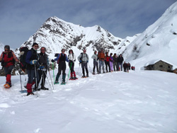 Il gruppo del CAI Verbano all'Alpe Sattal con il Tagliaferro alle spalle