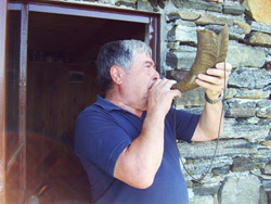 Val Cannobina: all'Alpe Pluni Angelo riceve gli escursionisti col suono di un antico corno 