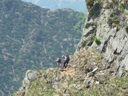Val Cannobina: l'impegnativo percorso tra dirupi e pratoni scoscesi nei pressi di Pian di Strii