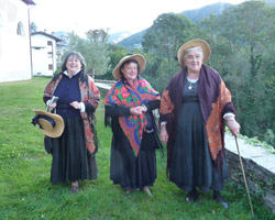 Il CAI Verbano incontra i paesi della Valle Intrasca: Rappresentanti della comunità di Caprezzo in abiti tradizionali