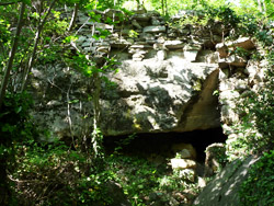 Il CAI Verbano in Ossola sulla Via dei Torchi e dei Mulini: l'ingresso di un lungo cunicolo di drenaggio nel complesso megalitico di Varchignòli