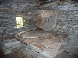 Il CAI Verbano in Ossola sulla Via dei Torchi e dei Mulini: antica macina in pietra in località Molini
