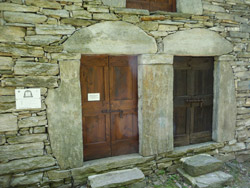 Il CAI Verbano in Ossola sulla Via dei Torchi e dei Mulini: i portali trilitici dell'ingresso del 'Museo della civiltà contadina' a Sogno