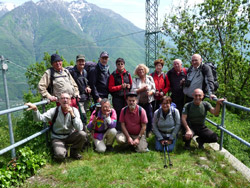 Il CAI Verbano in Ossola sulla Via dei Torchi e dei Mulini: foto di gruppo a Sogno prima di riprendere il cammino