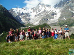Il CAI Verbano a Macugnaga: foto di gruppo, sullo sfondo la Est del Monte Rosa