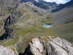 Il CAI Verbano al Monte Emilius: stupenda vista dal Colle Chamolè sulla piana di Arbolle con il suo lago