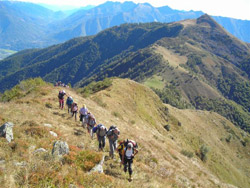 Il CAI Verbano sulla Cima Camughera: il gruppo verso la cima. In basso il Colle del Pianino e sullo sfondo il Moncucco.