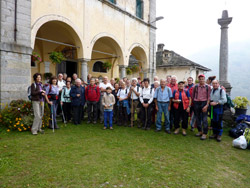 Il CAI Verbano incontra le Genti della Valle Intrasca: il gruppo davanti alla Chiesa di Aurano con Don Amilcare