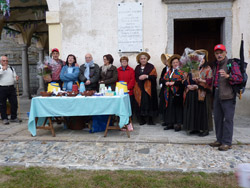 Il CAI Verbano incontra le Genti della Valle Intrasca: il ringraziamento alla Pro-loco di Caprezzo e al Gruppo folcloristico