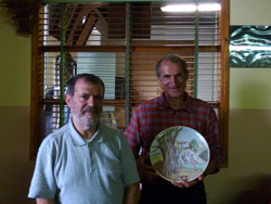 Il CAI Verbano incontra le Genti della Valle Intrasca: Franco con Rocco, l'artista che ha donato al CAI Verbano una ceramica raffigurante il Rifugio del Pian Cavallone