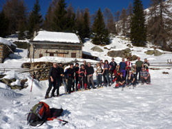 Con le ciaspole con il CAI Verbano in Val Divedro: sosta in alpeggio lungo il percorso verso l'Alpe Solcio