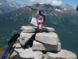 La coccarda del 150.mo compleanno dell’Unità d’Italia, affissa sul monte Larone dal CAI Verbano