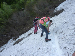 Il CAI Verbano traccia con pala e piccozza un sentiero per passare in sicurezza sul nevaio