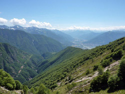Il CAI Verbano sul sentiero di ritorno per l’Alpe Giovera. Vista sulla Val d’Ossola