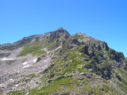 Il CAI Verbano in alta Val Bognanco: sullo sfondo la cima del Pizzo Giezza dai laghi di Variola