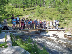 Il CAI Verbano in alta Val Bognanco: il gruppo riunito sul ponte sul Rio Paione prima dell'omonimo alpeggio