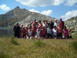 Con il CAI Verbano sulla cima Garina. Foto di gruppo prima del ritorno, con lo sfondo del lago Retico.