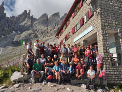 Il CAI Verbano alle Dolomiti Orientali – gruppo del Popera: foto ricordo davanti al rifugio Berti