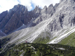 Il CAI Verbano alle Dolomiti Orientali – gruppo del Popera:. il rifugio Berti visto dall’alto 
