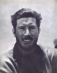 Gasherbrum IV 1958 - Walter Bonatti al campo base dopo la vittoria