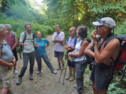 Il CAI Verbano in trekking al Gran Sasso: Basilio con Alberto spiegano gli aspetti geologici e ambientali del lago di Nemi
