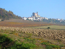 Il CAI Verbano nelle colline del Monferrato con il CAI di Casale Monferrato: Treville vista dai sentieri che scendono nella campagna