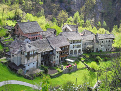 Il CAI Verbano in Valle Anzasca sulla 'Stra Vegia': Case della frazione Colombetti del XIII secolo
