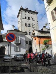 Il CAI Verbano in Valle Anzasca sulla 'Stra Vegia': Torre Ferrerio a Piedimulera risalente all'anno 1597