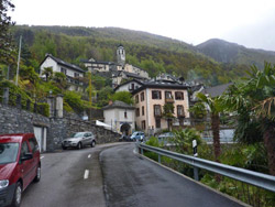 Il CAI Verbano sul Pizzo Salmone in Val Onsernone nel Canton Ticino (CH): il paese di Auressio