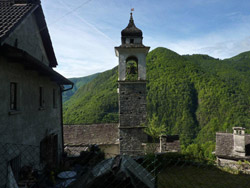 Il CAI Verbano sul Pizzo Salmone in Val Onsernone nel Canton Ticino (CH): il Campanile della chiesa di Auressio