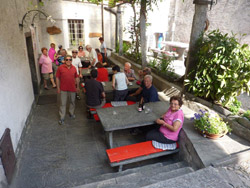 Il CAI Verbano sul Pizzo Salmone in Val Onsernone nel Canton Ticino (CH): una birretta ristoratrice nel tipico 'grotto' ticinese a Verscio