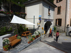 Il CAI Verbano sul Pizzo Salmone in Val Onsernone nel Canton Ticino (CH): da qui parte il sentiero per il Pizzo Salmone