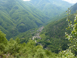 Il CAI Verbano sul Pizzo Salmone in Val Onsernone nel Canton Ticino (CH): il paesino di Loco visto dal sentiero che sale al Pizzo Salmone