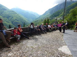 Il CAI Verbano sul Pizzo Salmone in Val Onsernone nel Canton Ticino (CH): sul Sagrato della chiesa di Auressio