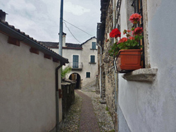 Il CAI Verbano in Val Cannobina con la Pro Valle: le vie lastricate all'interno di Orasso