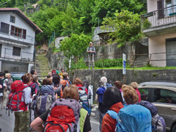 Il CAI Verbano in Val Cannobina con la Pro Valle: Giuseppe saluta gli escursionisti intervenuti - ben 45 - e dà inizio all'escursione