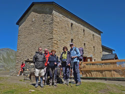 IL CAI Verbano in val d’Aosta: parte del gruppo si è fermato a godersi la stupenda giornata al lago Miserin