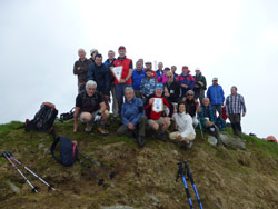 Monte Capezzone: gemellaggio tra il CAI Verbano-Intra e il CAI Gozzano - foto di gruppo sulla cima del Monte Capezzone
