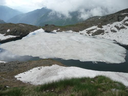 Monte Capezzone: gemellaggio tra il CAI Verbano-Intra e il CAI Gozzano - il lago Capezzone ancora gelato