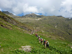 Monte Capezzone: gemellaggio tra il CAI Verbano-Intra e il CAI Gozzano - durante la salita, sullo sfondo il Monte Capezzone