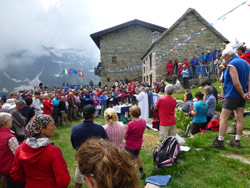 50° anniversario della fondazione delle Sezioni C.A.I. Est Monte Rosa festeggiato al Rifugio Andolla: la S.Messa in suffragio