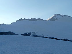 CAI Verbano - escursione alpinistica all'Adula in Canton Ticino: l'Adula in alto a destra ci aspetta di bianco vestita