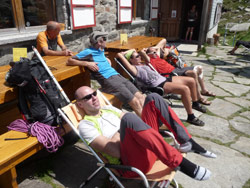 CAI Verbano - escursione alpinistica all'Adula in Canton Ticino: i conquistati momenti di relax al sole