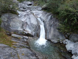CAI Verbano con CAS Locarno-Bellinzona e CAS Ticino in Valle Camana (CH): cascata lungo la Val Camana