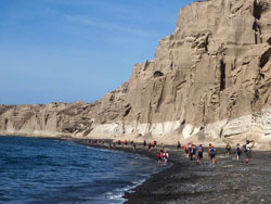 CAI Verbano, una settimana a Santorini: lungo la spiaggia con imponenti pareti 'castelli' di pomice