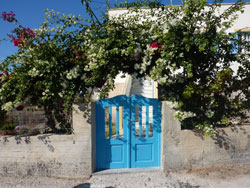 CAI Verbano, una settimana a Santorini: ingresso di una casa a Emborio